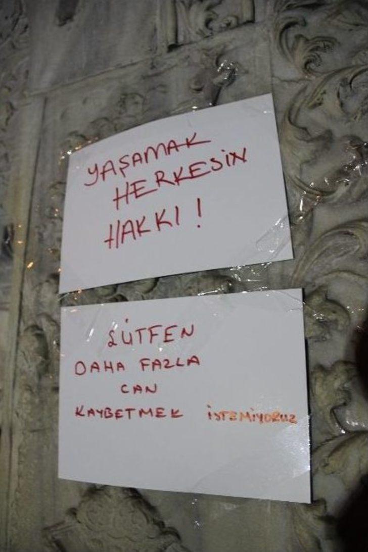 Beyoğlu’nda Bir Kişinin Donarak Hayatını Kaybettiği Yere Karanfiller Bırakıldı G1