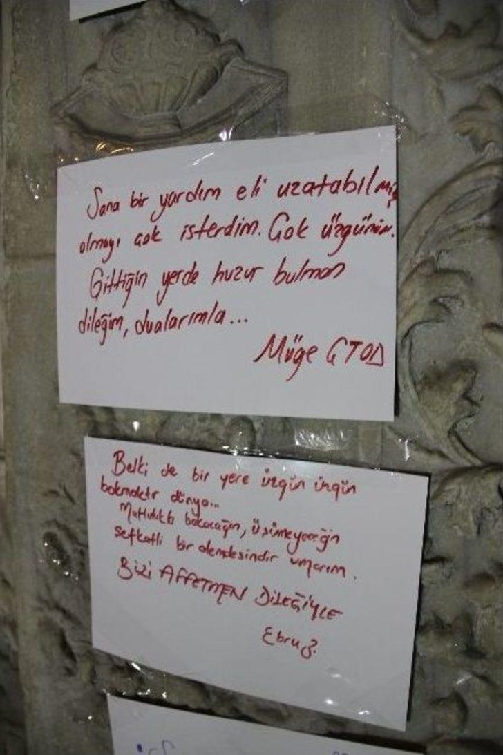 Beyoğlu’nda Bir Kişinin Donarak Hayatını Kaybettiği Yere Karanfiller Bırakıldı G2