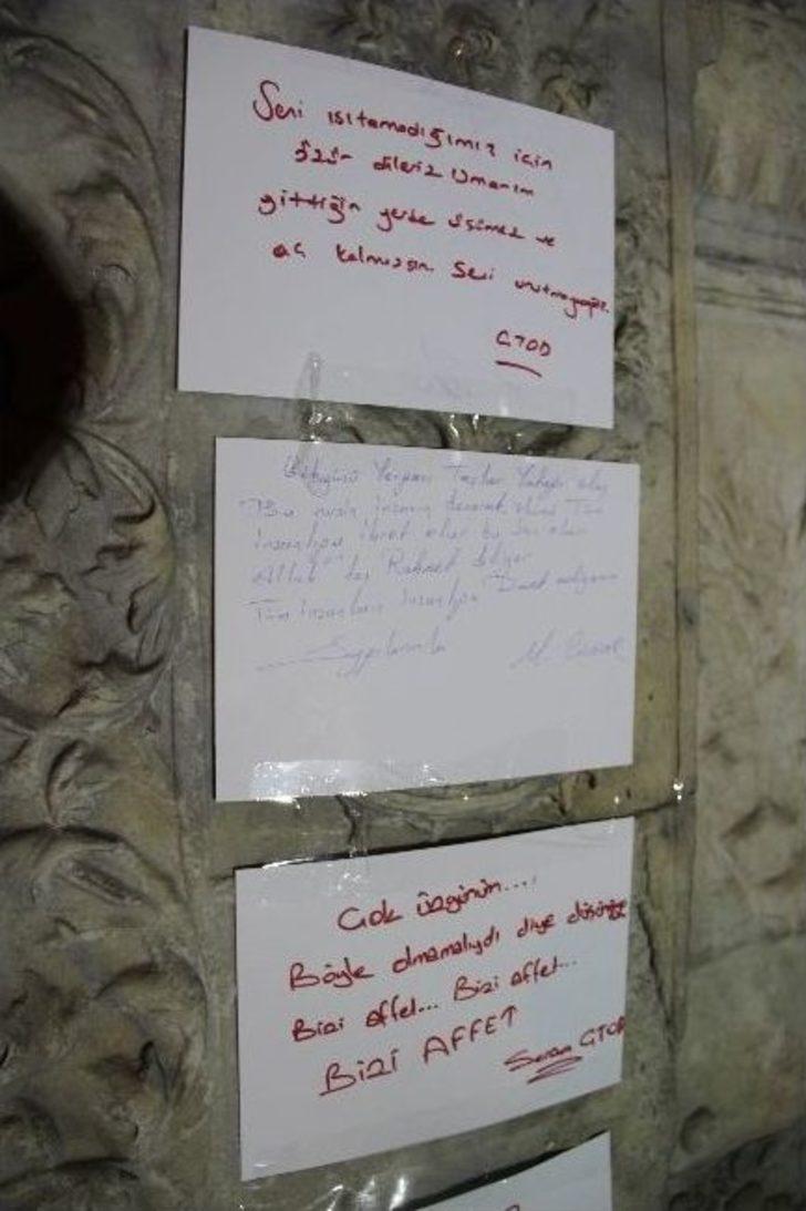 Beyoğlu’nda Bir Kişinin Donarak Hayatını Kaybettiği Yere Karanfiller Bırakıldı G3