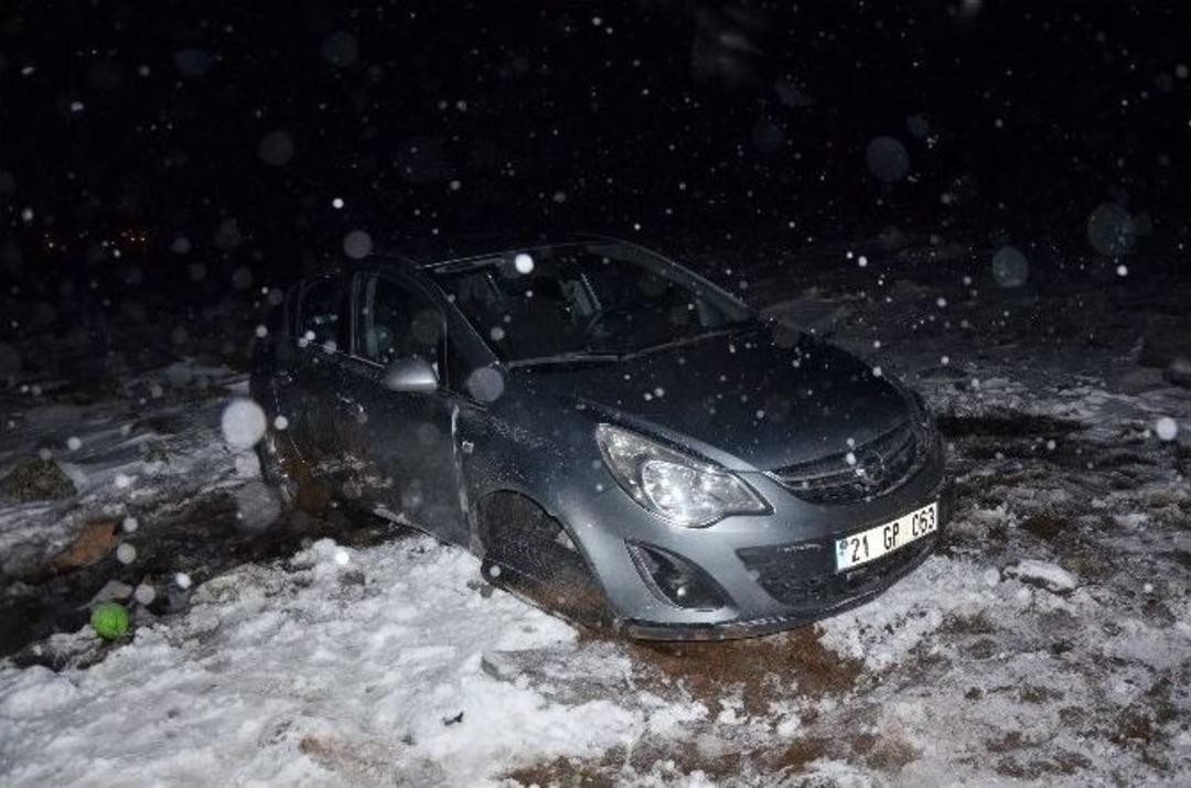 Şanlıurfa- Diyarbakır Karayolunda Ara&ccedil;lar Mahsur Kaldı