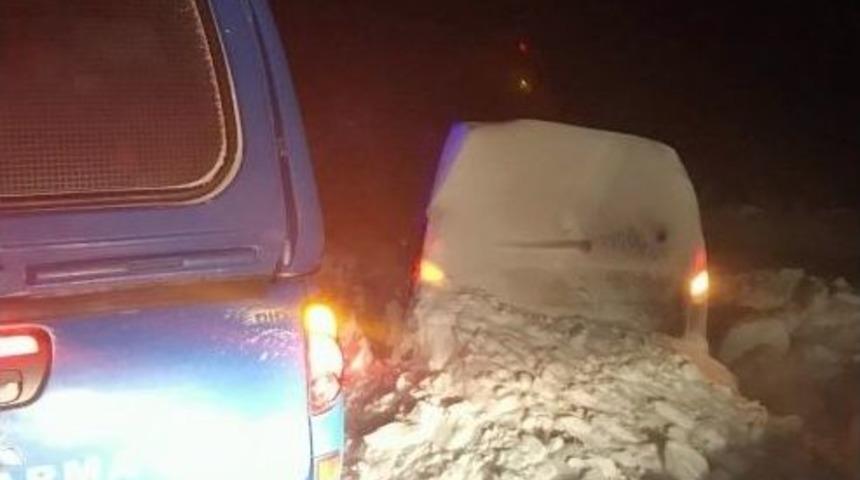 Karda Mahsur Kalan Aile Kurtarıldı