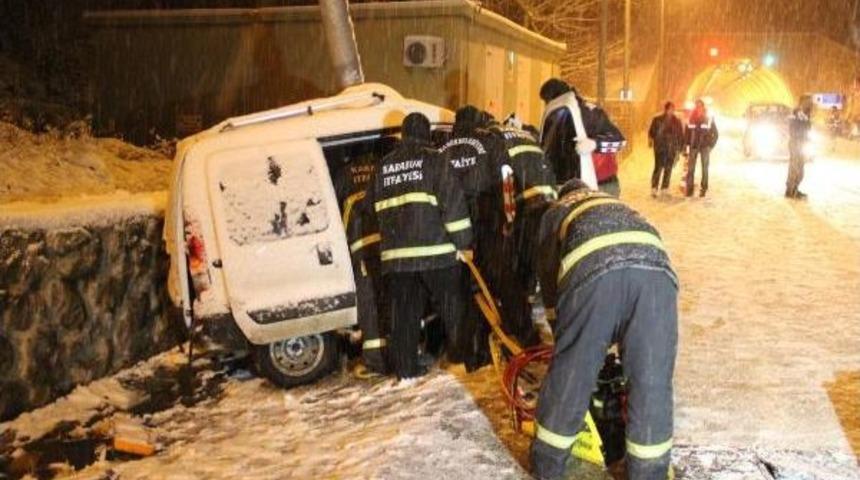 Karlı Yolda Kontrolden &Ccedil;ıkan Ara&ccedil; Direğe &Ccedil;arptı: 2 &Ouml;l&uuml; 1 Yaralı