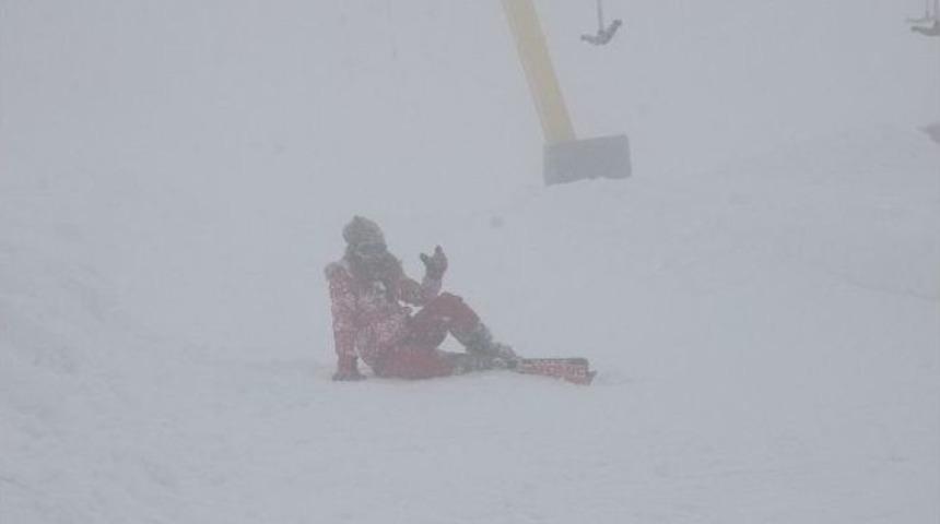 Tatilcilerin Yoğun Sis Altında Kayak Keyfi