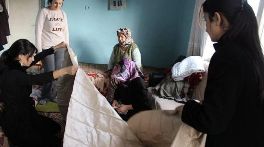 Aydın&rsquo;da Ak Kadınlar Hasta Yaşlı Kadını Sevindirdi