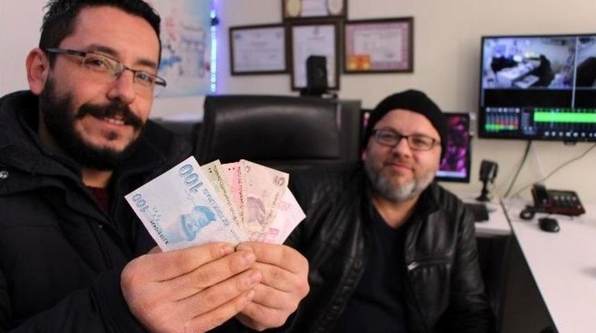 Cebinden D&uuml;şen Paraları Fark Etmedi