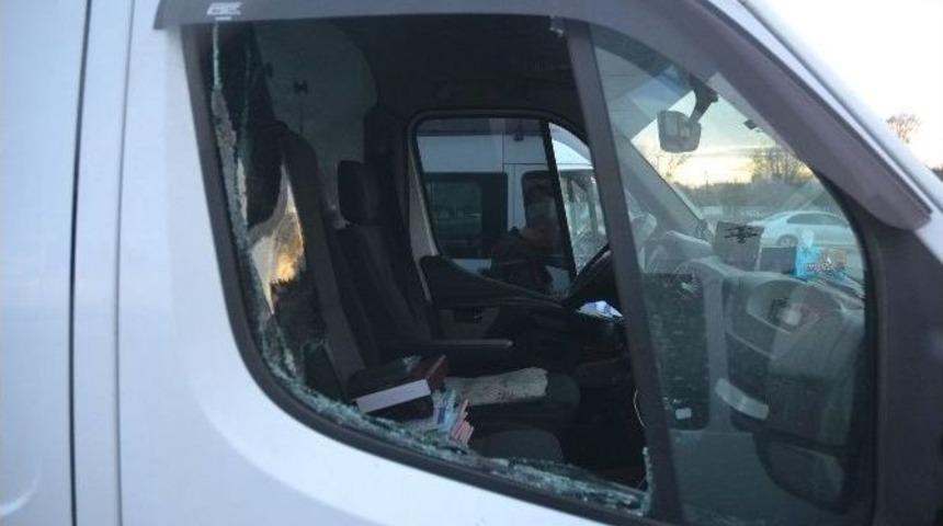 Hırsızlar Park Halindeki Ara&ccedil;tan 2 Bin 500 Tl &Ccedil;aldı