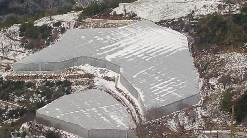 Anamur&rsquo;da G&uuml;nd&uuml;z Kar Yağışı, Akşam Da Seralarda Don Telaşı Yaşanıyor