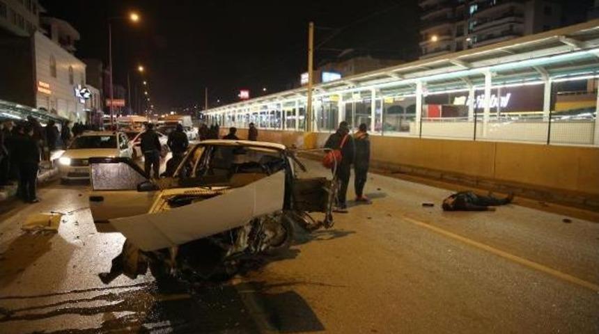Bursa'da Metro Duvarına &Ccedil;arpan Otomobilde 2 Kişi Ağır Yaralandı