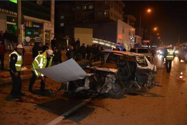 Bursa'da Metro Duvarına Çarpan Otomobilde 2 Kişi Ağır Yaralandı