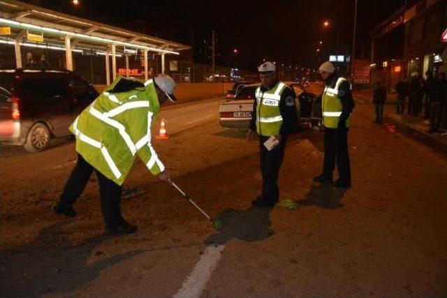 Bursa'da Metro Duvarına Çarpan Otomobilde 2 Kişi Ağır Yaralandı