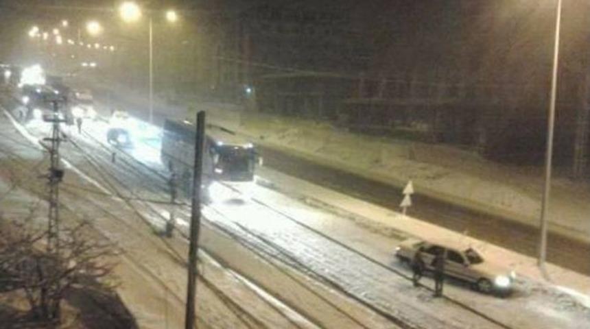 Belen-antakya Yolunda Yoğun Kar Yağışı S&uuml;r&uuml;c&uuml;lere Zor Anlar Yaşattı