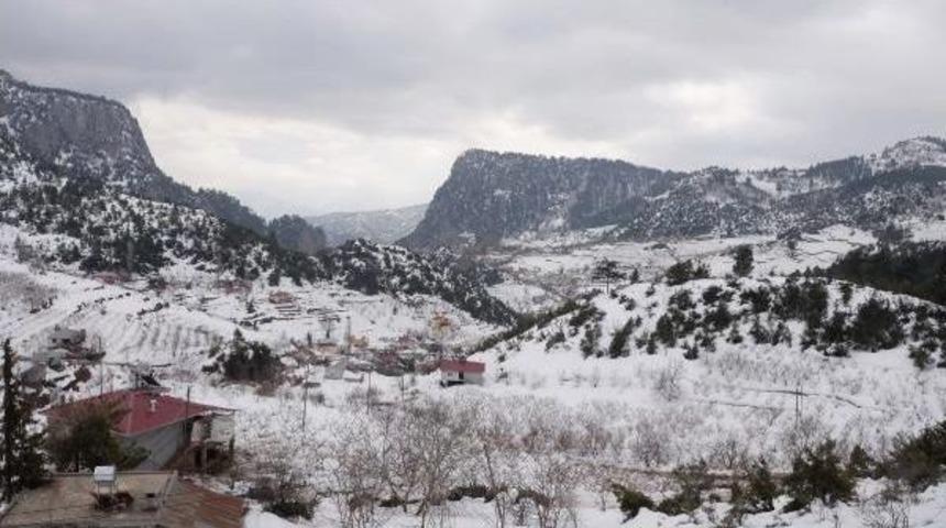 Mersin'de &Ccedil;ift&ccedil;iyi Selden Sonra Kar Vurdu