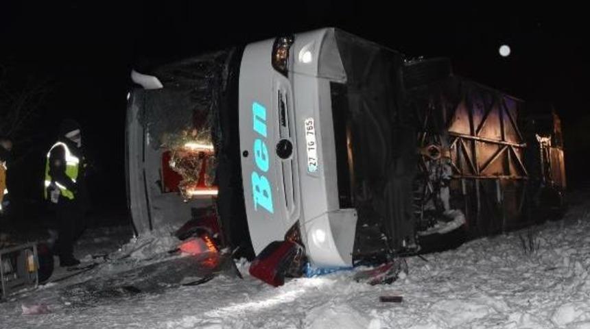 Konya&rsquo;Da Yolcu Otob&uuml;s&uuml; Şarampole Devrildi: 1 &Ouml;l&uuml;, 46 Yaralı