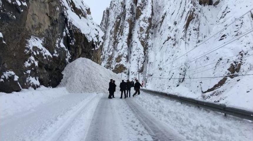 Hakkari-van Karayoluna 4 Noktada &Ccedil;ığ D&uuml;şt&uuml;