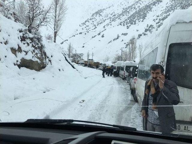 Hakkari-van Karayoluna 4 Noktada Çığ Düştü