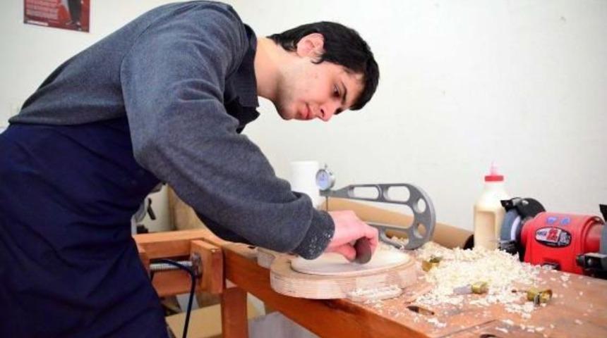 Okulunu Bitirdi, Keman Yapıp Satıyor