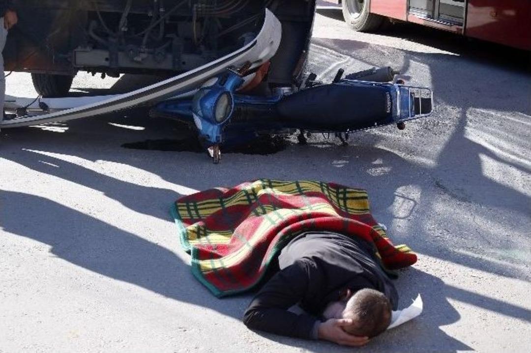 Vatandaşın Kaza Ge&ccedil;iren Yaralıya İlk Yardımı Bu Kez Soğuktan Korumak Oldu