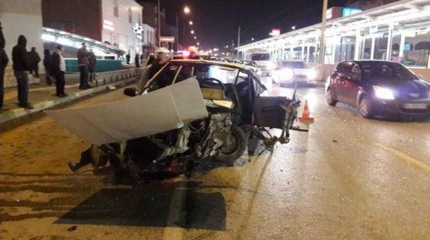 Metro Durağında Elektrik Direğine &Ccedil;arpan Ara&ccedil; Hurdaya D&ouml;nd&uuml;: 2 Yaralı