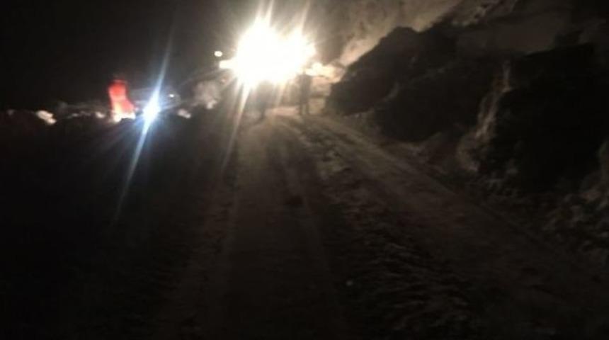 Ağrı&rsquo;da Ara&ccedil;lar &Ccedil;ığda Mahsur Kaldı