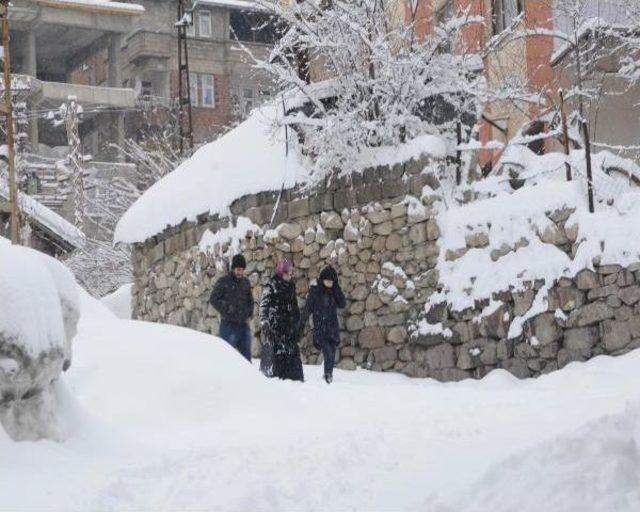 Hakkari'de 103 Köy Ve 247 Mezra Yolu Ulaşıma Kapandı