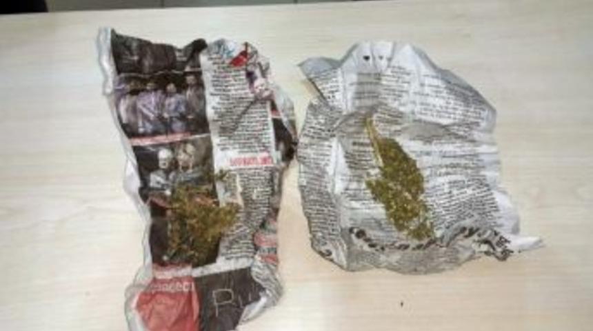 Polisi G&ouml;r&uuml;nce Uyuşturucuyu Ateşe Attılar