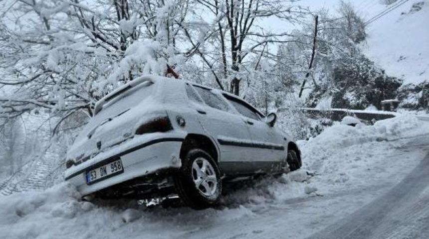 Rize'de Otomobil U&ccedil;uruma D&uuml;şmekten Kıl Payı Kurtuldu
