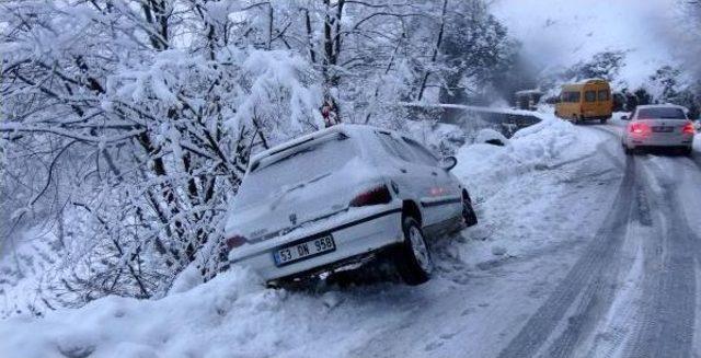 Rize'de Otomobil Uçuruma Düşmekten Kıl Payı Kurtuldu