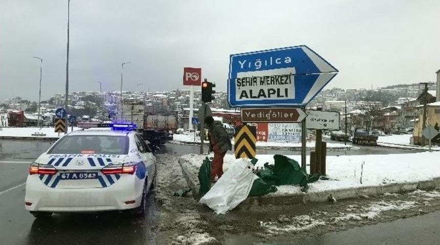 Tır S&uuml;r&uuml;c&uuml;s&uuml; Trafik Levhalarına &Ccedil;arptı