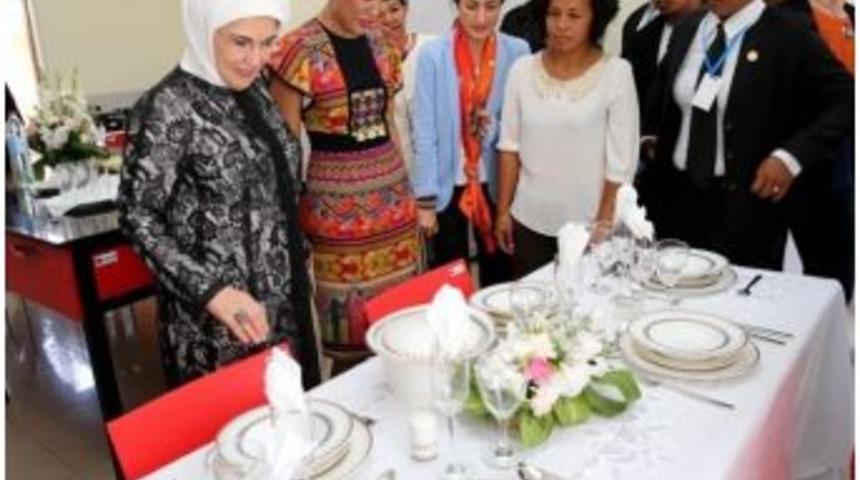 Emine Erdoğan Madagasgar&rsquo;da G&uuml;ral Porselen&rsquo;in &Uuml;r&uuml;nlerini İnceledi