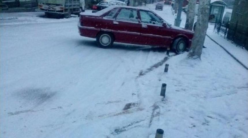 Karlı Yolda Kayan Ara&ccedil;lar G&uuml;venlik Kamerasına Yansıdı