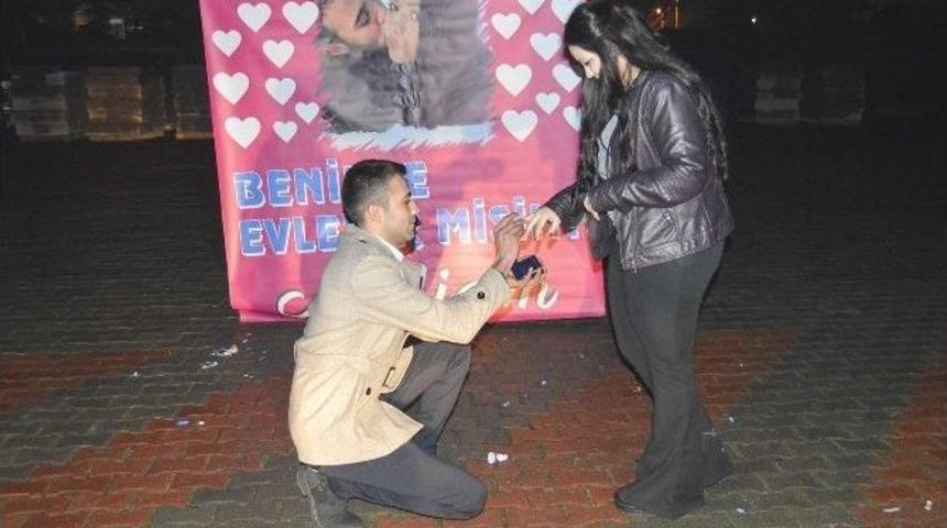 Gen&ccedil; Aşıktan S&uuml;rpriz Evlenme Teklifi