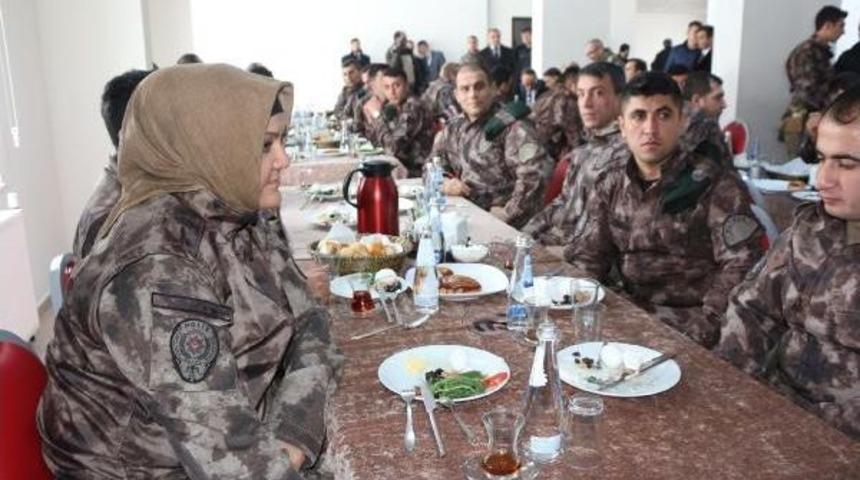 Batman'da &Ouml;zel Harekat&ccedil;ılarla Kahvaltı Yapan Bakan Soylu: Ter&ouml;r Bu Coğrafyanın Kaderi Değildir