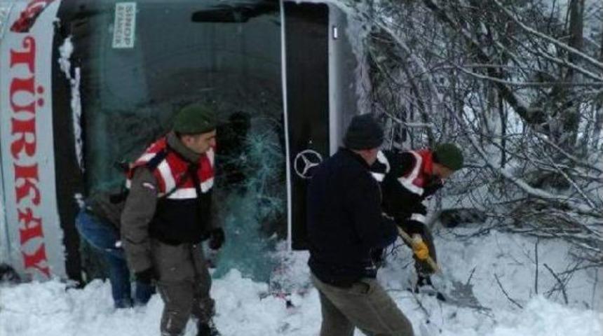 Sinop'ta Otob&uuml;s U&ccedil;uruma Yuvarlandı: 1 Yaralı