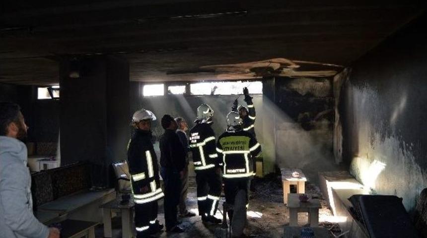 Elektrik Kontağından &Ccedil;ıkan Kıvılcım Taziye Evine Yaktı