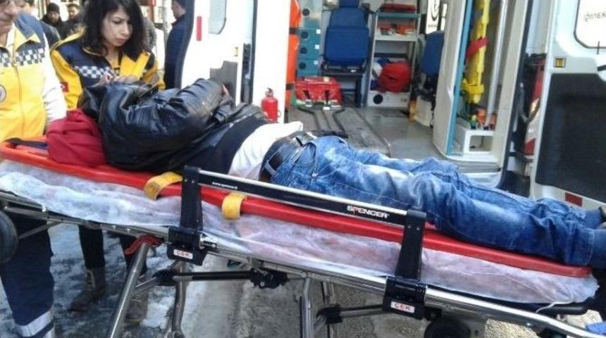 Buz Pistine D&ouml;nen Yollarda Y&uuml;r&uuml;rken D&uuml;şen Vatandaşlar Hastanelik Oldu