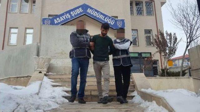 Van'da Eşini Bıçaklayarak Öldüren Şüpheli Polise Teslim Oldu