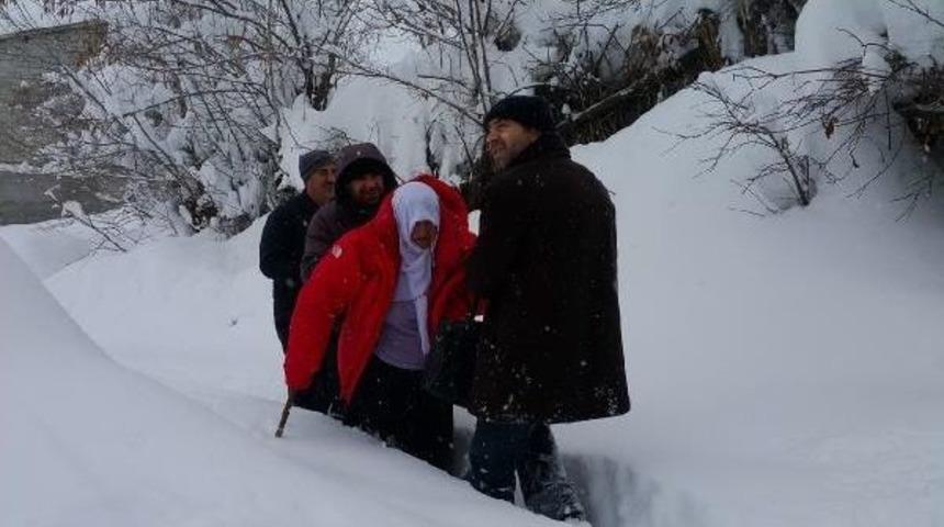 Karda Evden &Ccedil;ıkamayan 2 Kadın Hastayı Diyalize Afad G&ouml;t&uuml;rd&uuml;