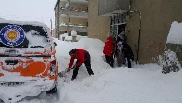 Karda Evden Çıkamayan 2 Kadın Hastayı Diyalize Afad Götürdü