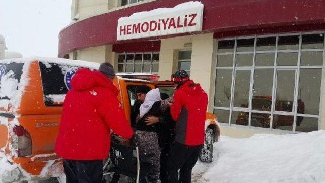 Karda Evden Çıkamayan 2 Kadın Hastayı Diyalize Afad Götürdü