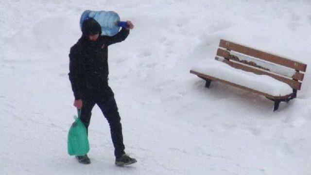 Doğu'da Tipi Göz Açtırmıyor