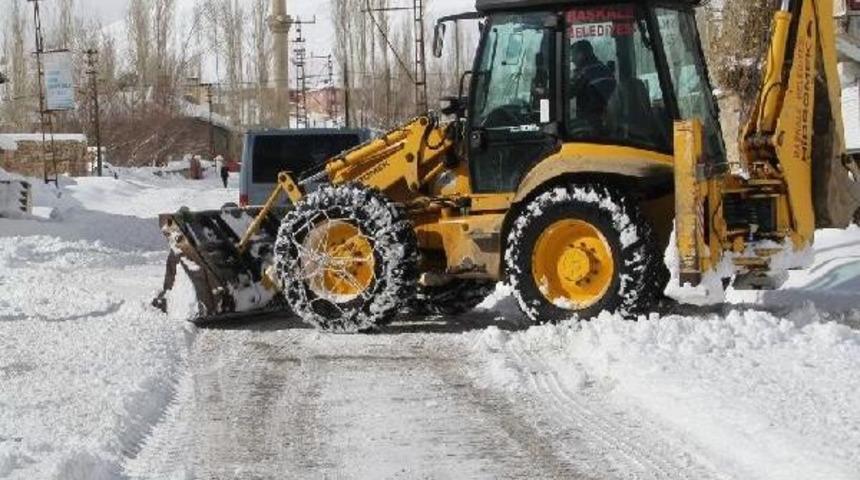 Başkale&rsquo;De Kar Yolları Kapattı