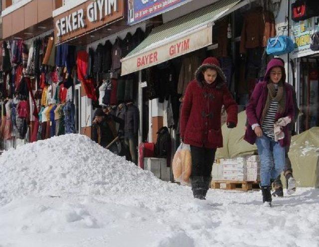 Başkale’De Kar Yolları Kapattı