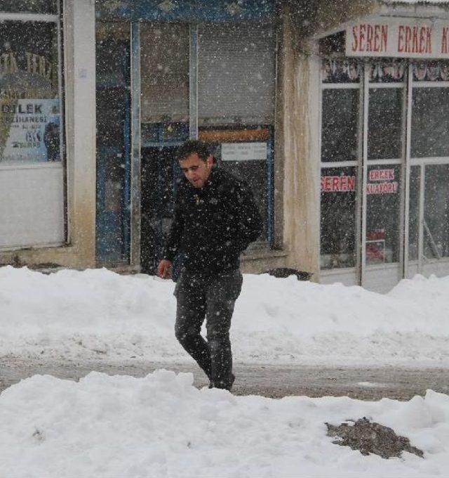 Başkale’De Kar Yolları Kapattı