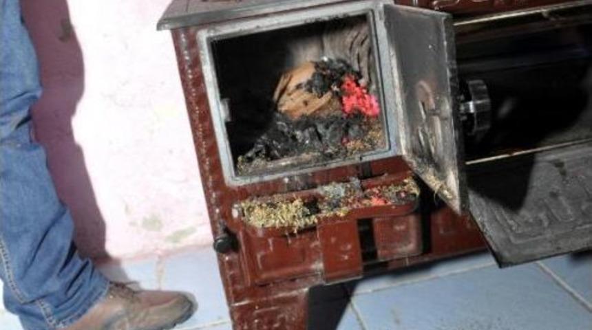 Uyuşturucuları Sobada Yakmaya &Ccedil;alıştılar