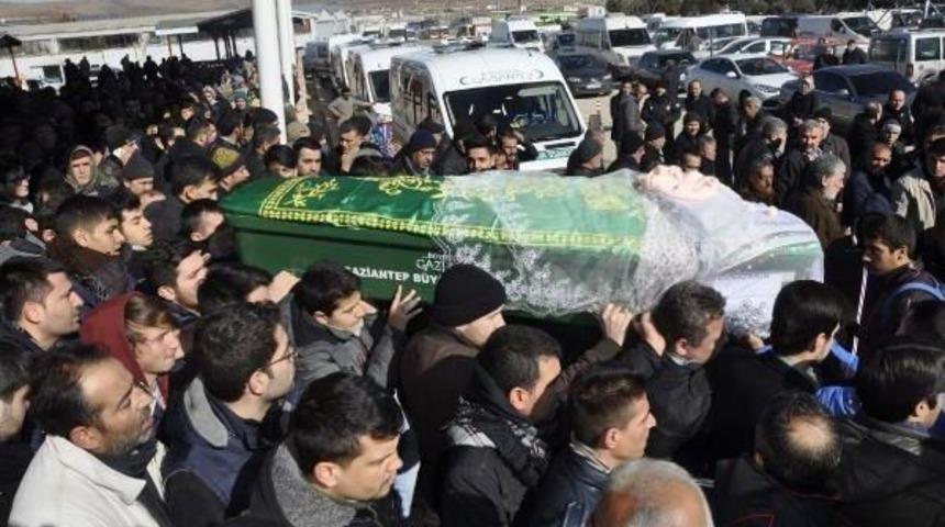 Burun Ameliyatında Beyin Kanaması Ge&ccedil;irerek &Ouml;len K&uuml;bra Toprağa Verildi