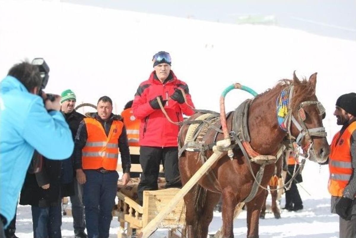 Uludağ&rsquo;da Kızaklı At Yarışları Nefes Kesti, Snowboard Yarışları İlgiyle İzlendi