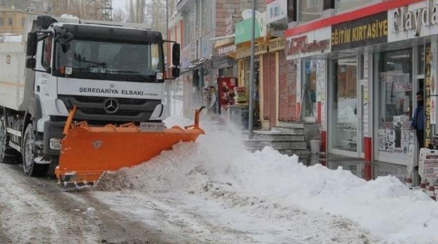 Başkale&rsquo;de Kar Hayatı Fel&ccedil; Etti