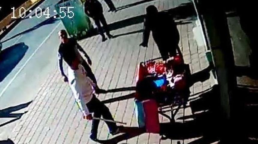 D&ouml;ner Bı&ccedil;aklı Saldırgan, Işyerinin &Ouml;n&uuml;ne Aracını Park Ettiği Esnafı Ağır Yaraladı