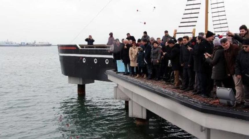 M&uuml;badiller, Samsun'da Denize Karanfil Bıraktı