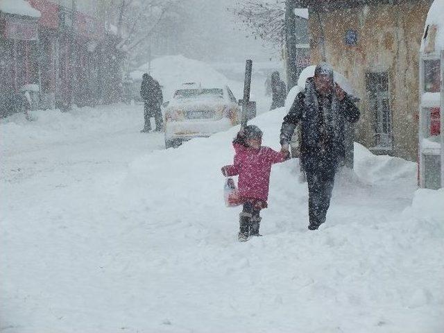 Malazgirt’te Kar Köy Yollarını Ulaşıma Kapattı